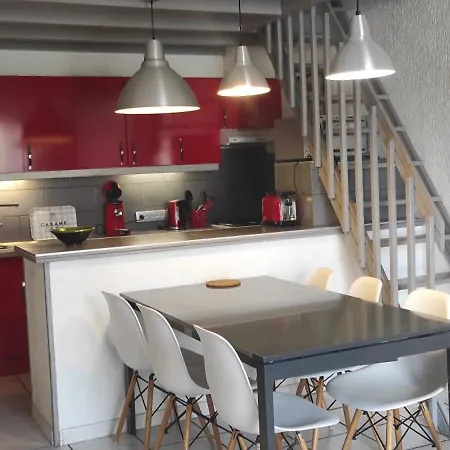 Tatil Evi Rouge A La Climatisation Dans Toutes Les Pieces